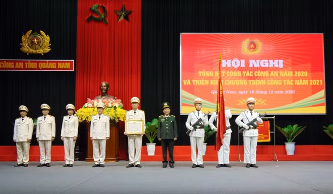 Thừa ủy quyền của Chủ tịch nước, Thứ trưởng Nguyễn Văn Sơn trao Huân chương Bảo vệ Tổ quốc hạng Nhì cho Phòng Tham mưu Công an tỉnh Quảng Nam.