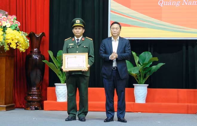 Đồng chí Lê Trí Thanh trao Bằng khen của Chủ tịch UBND tỉnh Quảng Nam tặng Công an tỉnh vì có thành tích xuất sắc trong công tác ứng phó, khắc phục hậu quả thiên tai.