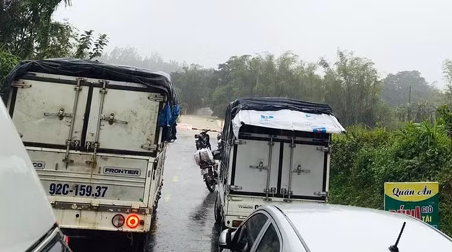 Phương tiện ùn ứ trên tuyến QL40B từ Bắc Trà My đi Nam Trà My do ngầm sông Nước Oa bị ngập sâu. Ảnh: B.Đ