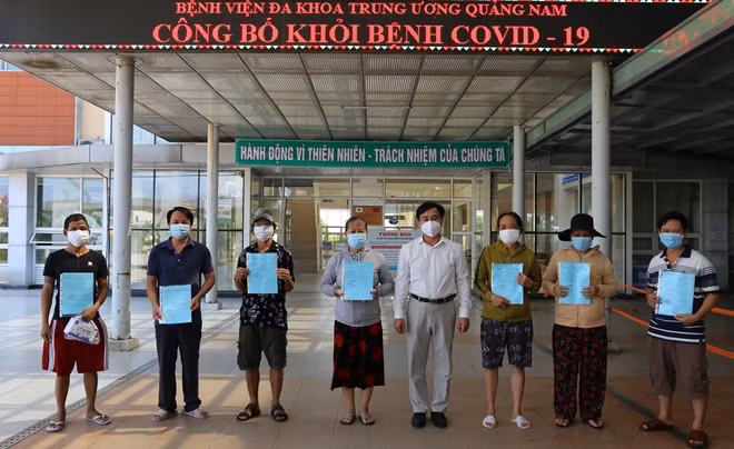 7 bệnh nhân COVID-19 được xuất viện tại BVĐK Trung ương Quảng Nam sáng 4/9.