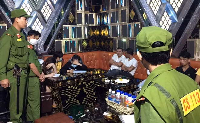 Nhiều nam, nữ dương tính với chất ma túy bị phát hiện tại karaoke Paradise.