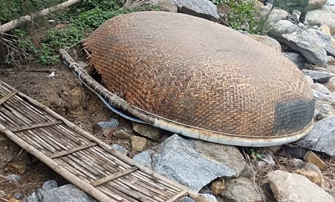 Chiếc thuyền thúng được tìm thấy, đưa lên bờ.