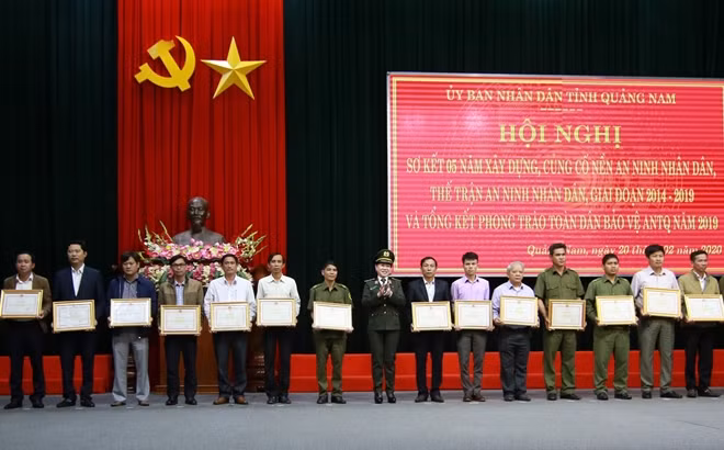 Trung tướng Trần Thị Ngọc Đẹp trao Bằng khen của Bộ Công an cho các tập thể có thành tích xuất sắc trong bảo vệ an ninh Tổ quốc.