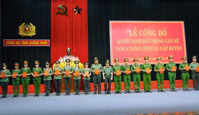 Thiếu tướng Nguyễn Đức Dũng, Giám đốc Công an tỉnh Quảng Nam, trao quyết định điều động cho các cán bộ.