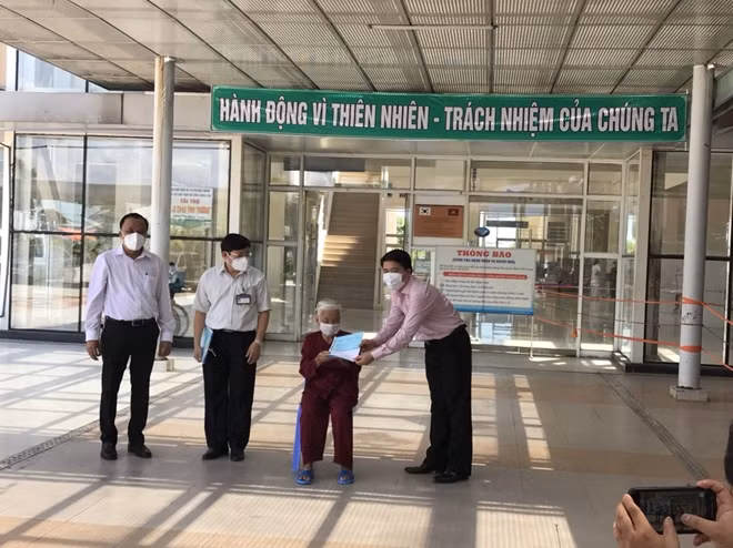 BN 592, cụ bà 100 tuổi, bệnh nhân COVID-19 cao tuổi nhất Việt Nam được công bố khỏi bệnh tại BVĐK Trung ương Quảng Nam.