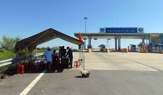 Chốt kiểm soát phòng chống dịch COVID-19 từ cao tốc Đà Nẵng-Quảng Ngãi xuống ĐT609, đoạn qua xã Điện Hồng, thị xã Điện Bàn.