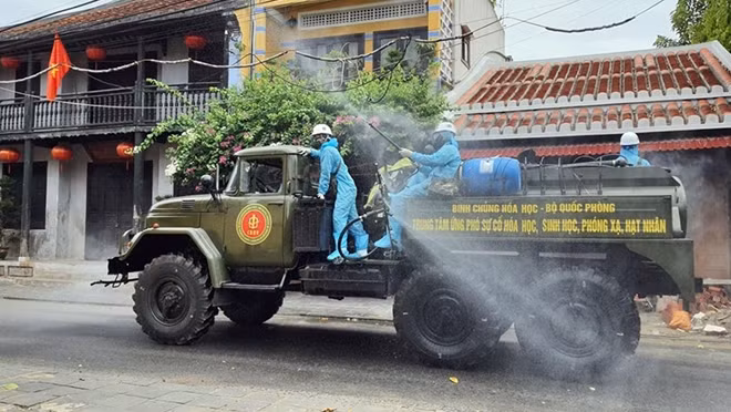 Lực lượng chức năng phun hóa chất khử trùng tại khu vực phố cổ Hội An.