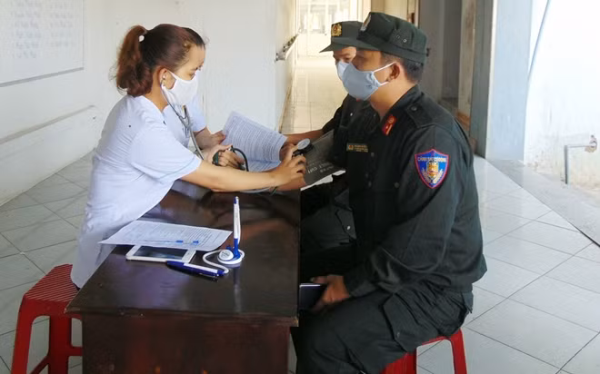 Các chiến sĩ CSCĐ được khám sàng lọc sức khỏe trước khi hiến máu tình nguyện.
