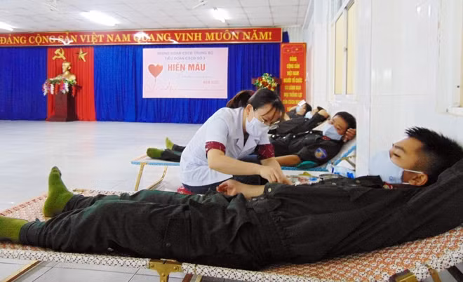 Hiến máu tình nguyện, một hình ảnh đẹp của lực lượng CSCĐ giữa mùa COVID-19.