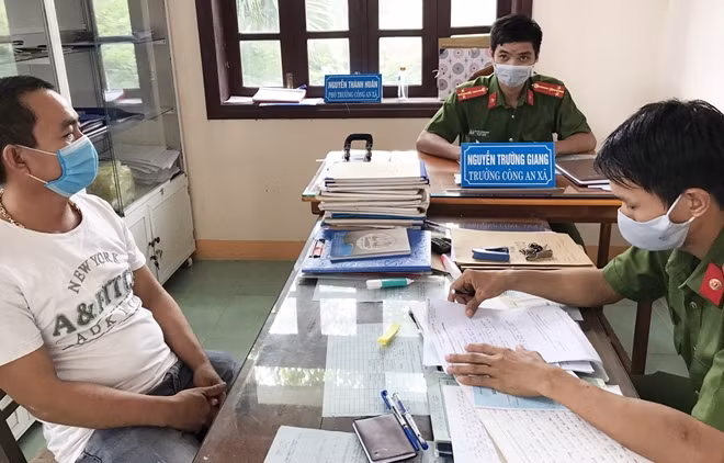 Công an xã Quế Mỹ, huyện Quế Sơn giải quyết thủ tục hành chính cho người dân.