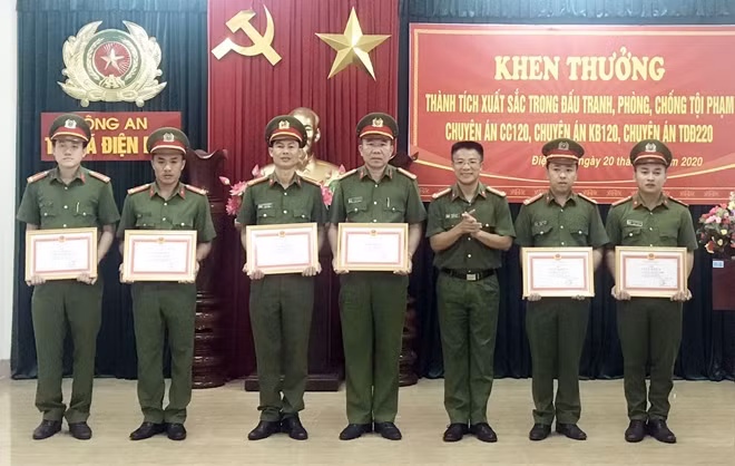 Đại tá Nguyễn Hà Lai trao Giấy khen của Giám đốc Công an tỉnh Quảng Nam cho 6 cá nhân thuộc Công an thị xã Điện Bàn.