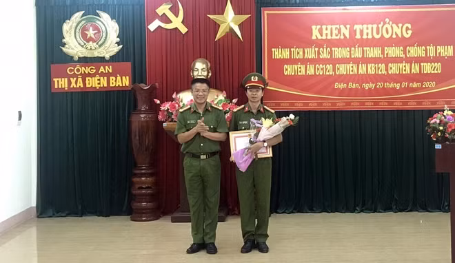Đại tá Nguyễn Hà Lai, Phó Giám đốc, Thủ trưởng Cơ quan Cảnh sát điều tra Công an tỉnh Quảng Nam, trao Giấy khen của Giám đốc Công an tỉnh cho Công an thị xã Điện Bàn vì thành tích xuất sắc trong đấu tranh, trấn áp tội phạm.