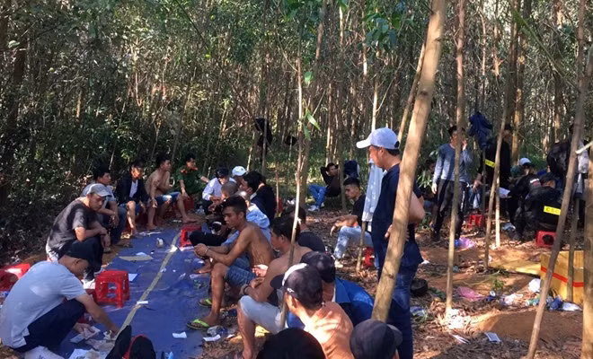 Hiện trường điểm đánh bạc bị triệt xóa.