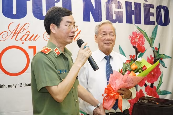 Thiếu tướng Phạm Văn Miên, Tổng biên tập Báo CAND, cảm ơn sự ủng hộ của Thiếu tướng Trương Văn Thanh với chương trình nhiều năm qua.