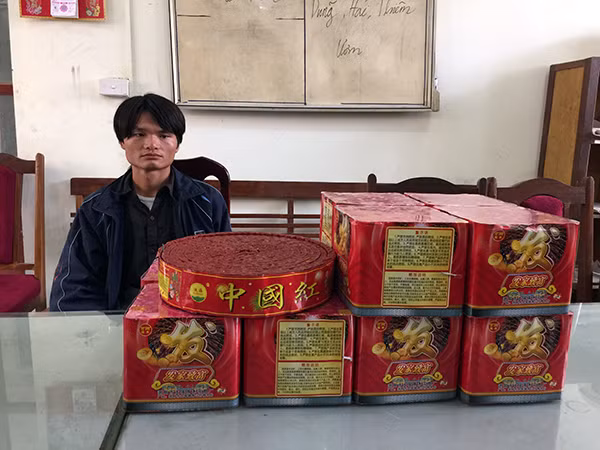 Đối tượng Hoàng Văn Hiến cùng tang vật. Đối tượng Hoàng Văn Hiến cùng tang vật.