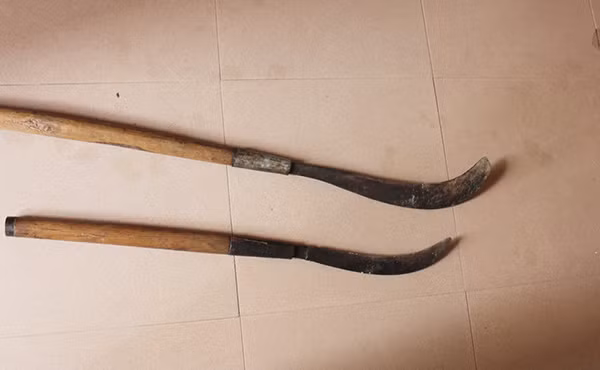 Hai chiếc rựa phát hai cha con ông Lục dùng chém ông Hạnh bị thương. Hai chiếc rựa phát hai cha con ông Lục dùng chém ông Hạnh bị thương.