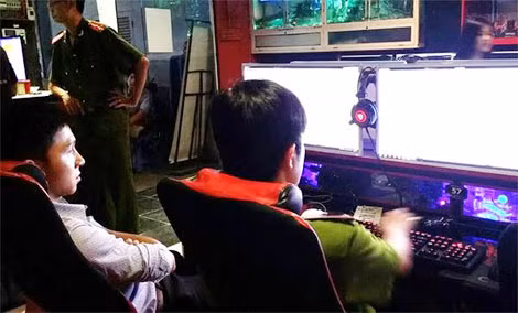 Lực lượng chức năng kiểm tra Cyber Game tại địa chỉ 7A/86 Thành Thái, phường 14, quận 10, TP Hồ Chí Minh.