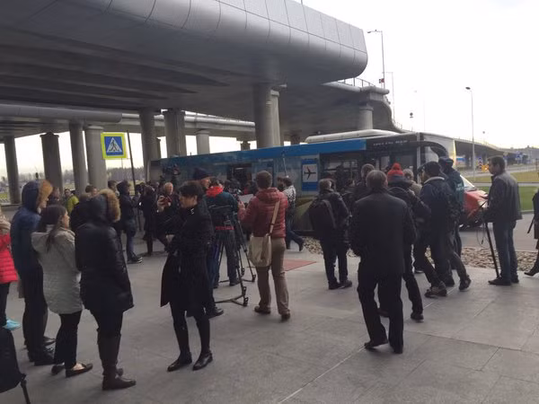 Người thân và gia đình các nạn nhân tại sân bay Pulkovo ở St. Petersburg.