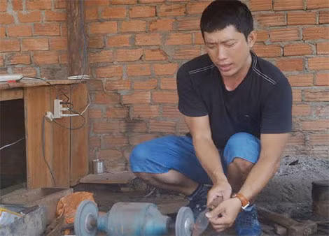 Tạm bỏ vẻ ngoài lịch lãm thường thấy, Kinh Quốc xuất hiện giản dị và miệt mài với công việc của thợ rèn