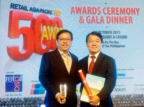 Đại diện Sài Gòn Co.op nhận giải thưởng tại sự kiện vinh danh và trao giải Top 500 nhà bán lẻ xuất sắc của khu vực Châu Á – Thái Bình Dương 2015.