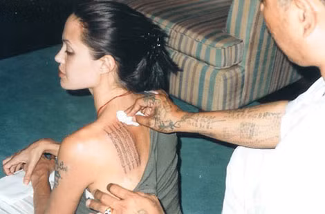 Nữ diễn viên nổi tiếng Angelina Jolie lúc được xăm tại Thái Lan.