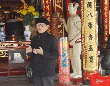 Thầy giáo Nguyễn Đức Thìn hướng dẫn du khách tham quan, tìm hiểu lịch sử Đền Đô và vương triều nhà Lý.