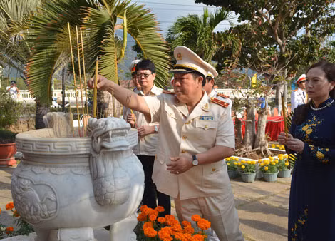 Trung tướng Bùi Văn Thành, Thứ trưởng Bộ Công an dâng hương tại Nhà tưởng niệm Anh hùng liệt sĩ Võ Thị Sáu.