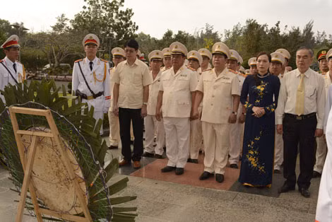 Đoàn đại biểu Đảng ủy Công an TW và Bộ Công an do Trung tướng Bùi Văn Thành, Thứ trưởng Bộ Công an làm trưởng đoàn dâng hương, dâng hoa tại Nghĩa trang Hàng Dương.
