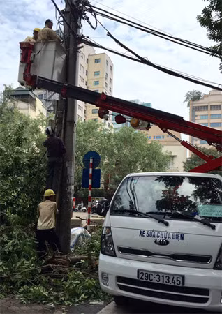 Nhiều cột điện, trạm biến thế vẫn đang “mất điện”. Nhiều cột điện, trạm biến thế vẫn đang “mất điện”.