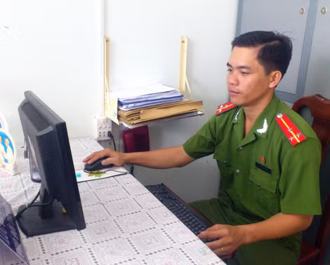 Thượng úy Lưu Minh Hùng luôn khắc ghi những lời Bác Hồ dạy Công an nhân dân.