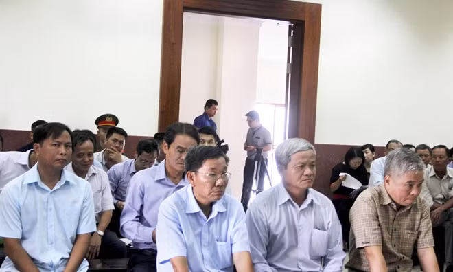 Ông Đặng Thanh Bình (bìa phải) và các bị cáo tại phiên toà phúc thẩm