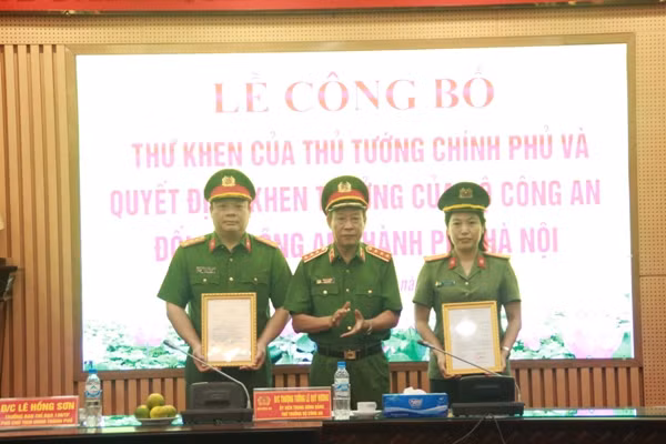 Thứ trưởng Lê Quý Vương trao thưởng của Bộ Công an tặng Công an quận Hoàng Mai và Phòng An ninh mạng và phòng, chống tội phạm sử dụng công nghệ cao thuộc Công an TP Hà Nội. Thứ trưởng Lê Quý Vương trao thưởng của Bộ Công an tặng Công an quận Hoàng Mai và Phòng An ninh mạng và phòng, chống tội phạm sử dụng công nghệ cao thuộc Công an TP Hà Nội.