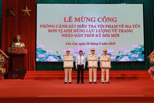 Thừa ủy quyền của Thủ tướng Chính phủ, đồng chí Đặng Xuân Phong trao Bằng khen của Thủ tướng Chính phủ cho 3 cá nhân xuất sắc.