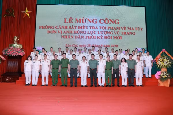 Các đại biểu dự buổi Lễ chụp ảnh lưu niệm với CBCS Phòng CSĐT tội phạm về ma túy Công an tỉnh Lào Cai.