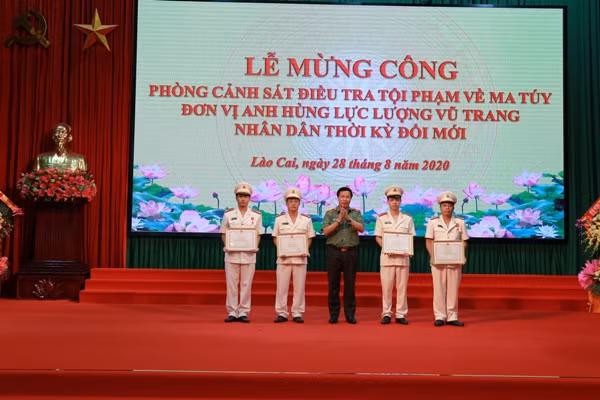 Thừa ủy quyền của lãnh đạo Bộ Công an, đại điện lãnh đạo Cục Công tác Đảng và Công tác chính trị tặng Bằng khen của Bộ trưởng Bộ Công an cho 1 tập thể và 3 cá nhân.