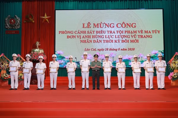 Đại tá Lưu Hồng Quảng, Giám đốc Công an tỉnh Lào Cai tặng giấy khen cho các tập thể và cá nhân.