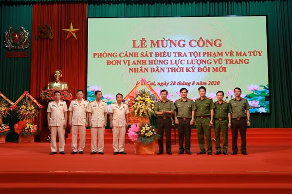 Ban Giám đốc Công an tỉnh Lào Cai tặng hoa chúc mừng Phòng CSĐT tội phạm về ma túy Công an tỉnh Lào Cai.