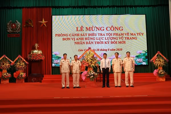 Đồng chí Đặng Xuân Phong tặng hoa chúc mừng Phòng CSĐT tội phạm về ma túy