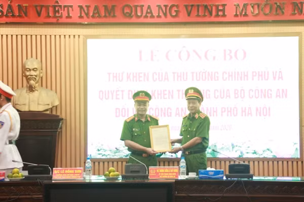 Thừa ủy quyền của Thủ tướng Chính phủ, Thứ trưởng Lê Quý Vương đã trao Thư khen của Thủ tướng Chính phủ cho Công an thành phố Hà Nội Thừa ủy quyền của Thủ tướng Chính phủ, Thứ trưởng Lê Quý Vương đã trao Thư khen của Thủ tướng Chính phủ cho Công an thành phố Hà Nội