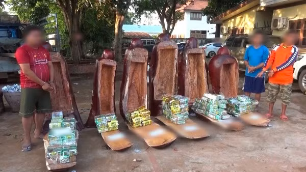 Ma túy giấu trong các bức tượng gỗ