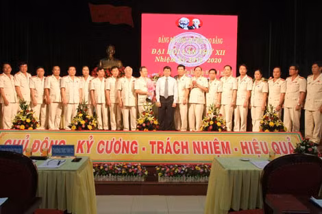 Đ/c Hoàng Xuân Ánh, Chủ tịch UBND tỉnh tặng hoa chúc mừng Ban chấp hành Đảng bộ công an tỉnh khóa 2015 - 2020.