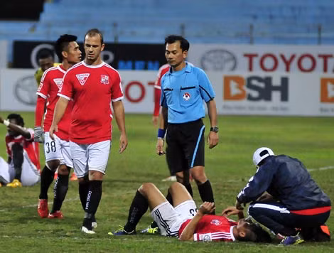 Với hàng loạt dấu hiệu bạo lực, các trọng tài V.League sẽ phải hành xử mạnh tay hơn. Ảnh: H.M. Với hàng loạt dấu hiệu bạo lực, các trọng tài V.League sẽ phải hành xử mạnh tay hơn. Ảnh: H.M.