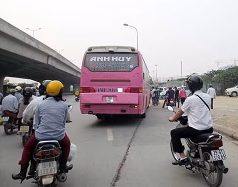 Một trường hợp xe khách trả khách không đúng quy định trên đường Khuất Duy Tiến.
