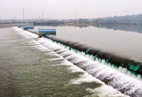 Hạng mục đập cao su công trình thủy lợi Nam Thạch Hãn được đặt ngay trên phần tràn và giữa lòng sông.