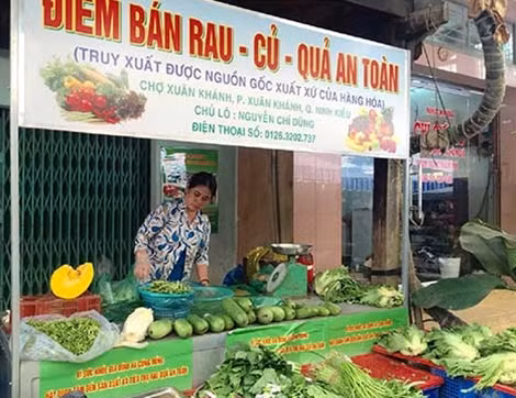 Điểm bán nông sản sạch tại chợ Xuân Khánh.