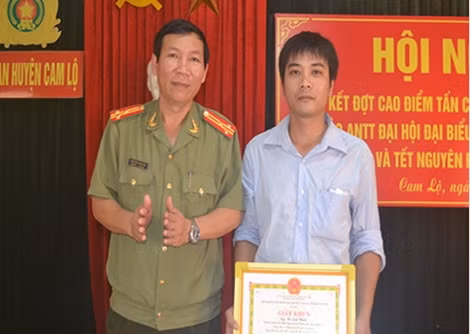 Công an huyện Cam Lộ tặng giấy khen cho anh Lê Văn Chiến.