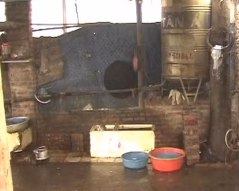 Cận cảnh nhếch nhác, bẩn thỉu của lò mổ.