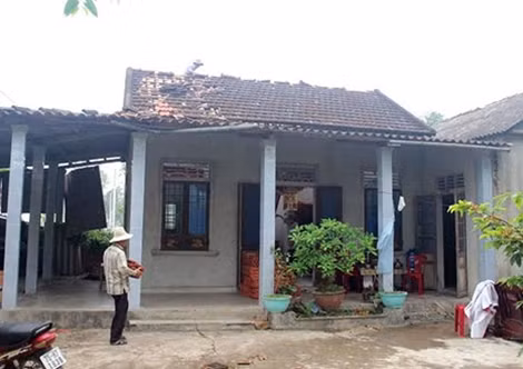 Người dân lợp lại mái nhà sau khi bị lốc xoáy gây hư hỏng.