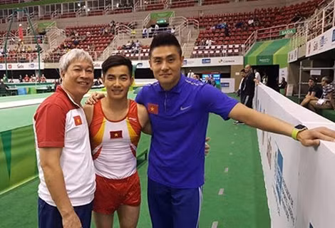 Phạm Phước Hưng và HLV Trương Tuấn Hiền khi biết tin đoạt suất Olympic 2016.