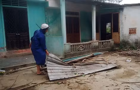 Rất nhiều nhà dân ở các thôn Sơn Tùng, Gia Viên, Cao Ban bị tốc mái.